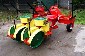 CARUSEL PLANTERS