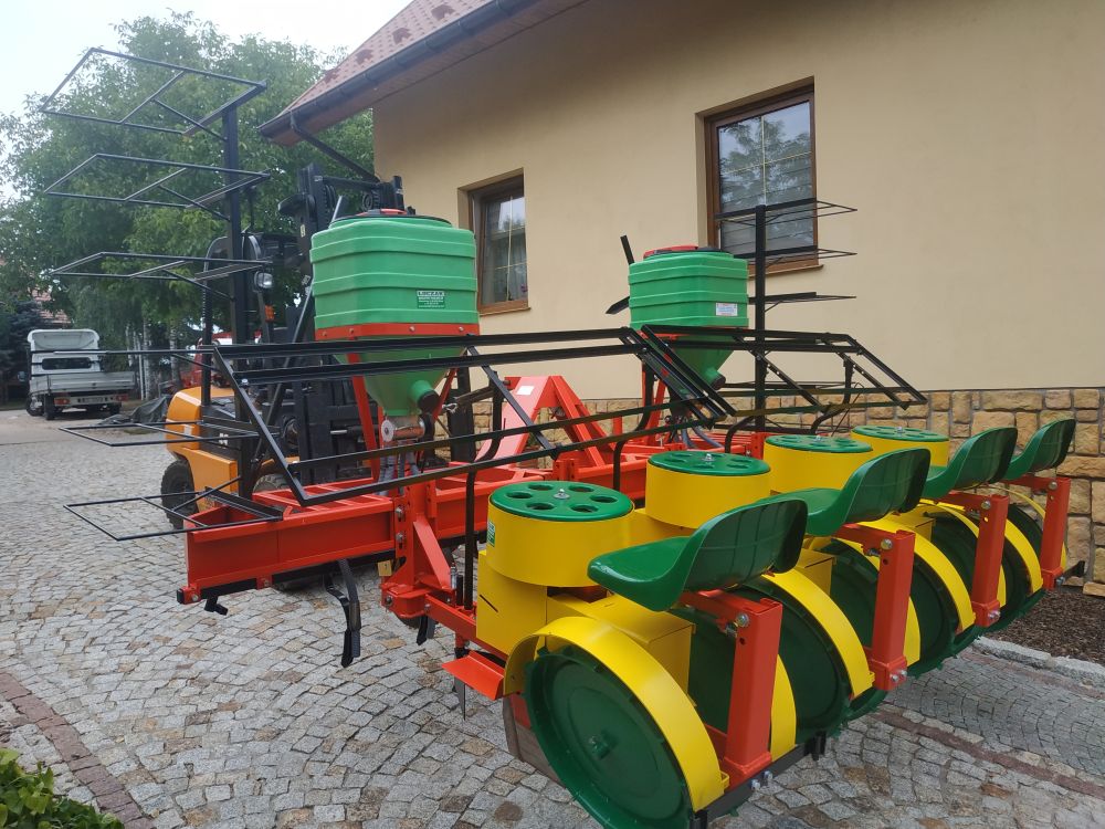 CARUSEL PLANTERS